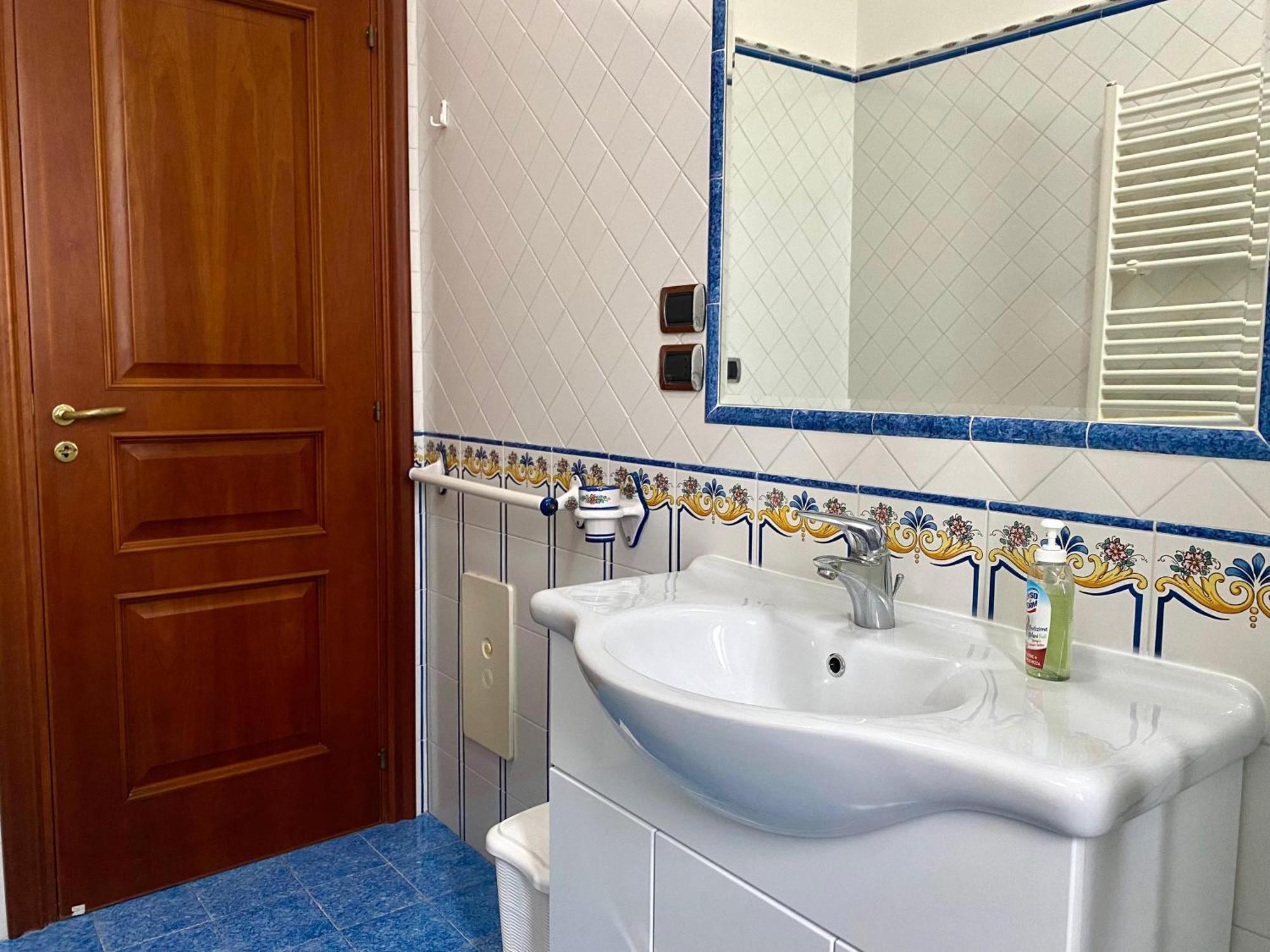 A Casa Di Don Peppino Apartment Salerno Ngoại thất bức ảnh